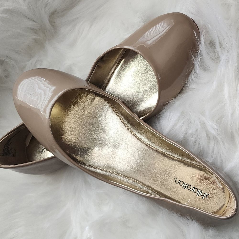 IN BOX Womes size 8 1/2 Taupe Flat Shae Shoes